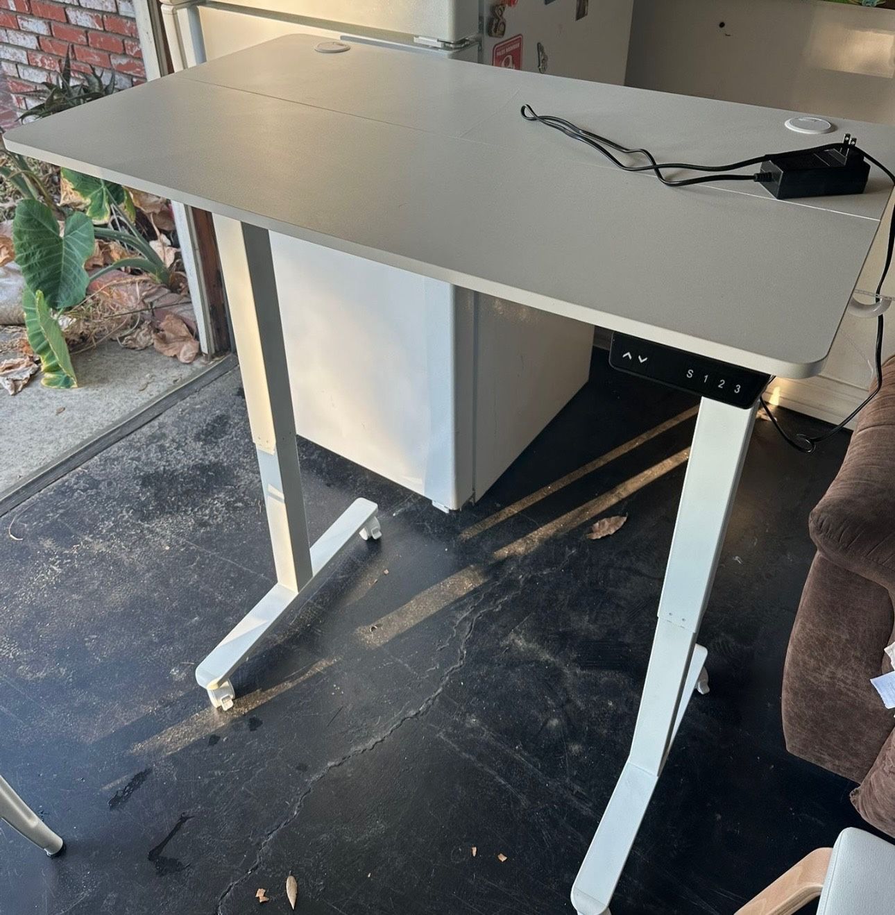 Electric Adjustable Stand Up Desk - White