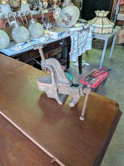 VINTAGE 9" LUTHER BENCH VISE
