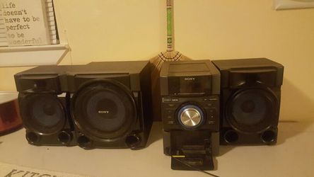 90 obo comes with a remote. Has a cd player, aux, FM and AM radio