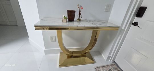 Mesa tipo consola. $80. Adordo de pared naranja y azul $50. Adorno Azul verde dorado $50. Repisa $20