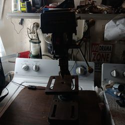 DRILL PRESS  LIGHTLY USED 8 INCH ALL STEEL  ,CANT FIND CHUCK KEY  BUT  ITS  DISCOUNTED  AND IF YOU HAVE ONE YOUR ALL SET COMES WITH UNI BIT & GOGGLES 