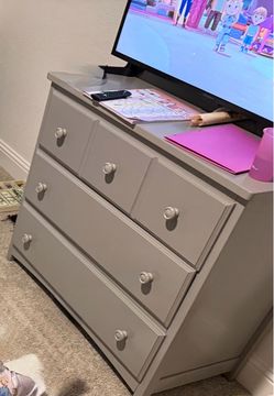 Delta Children 3-Drawer Dresser – Gray
