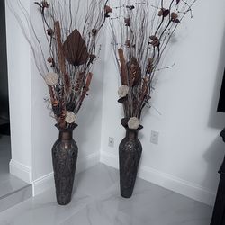Pareja de Jarrones de Metal Labrado con Ramas y Flores Secas. En perfectas condiciones.