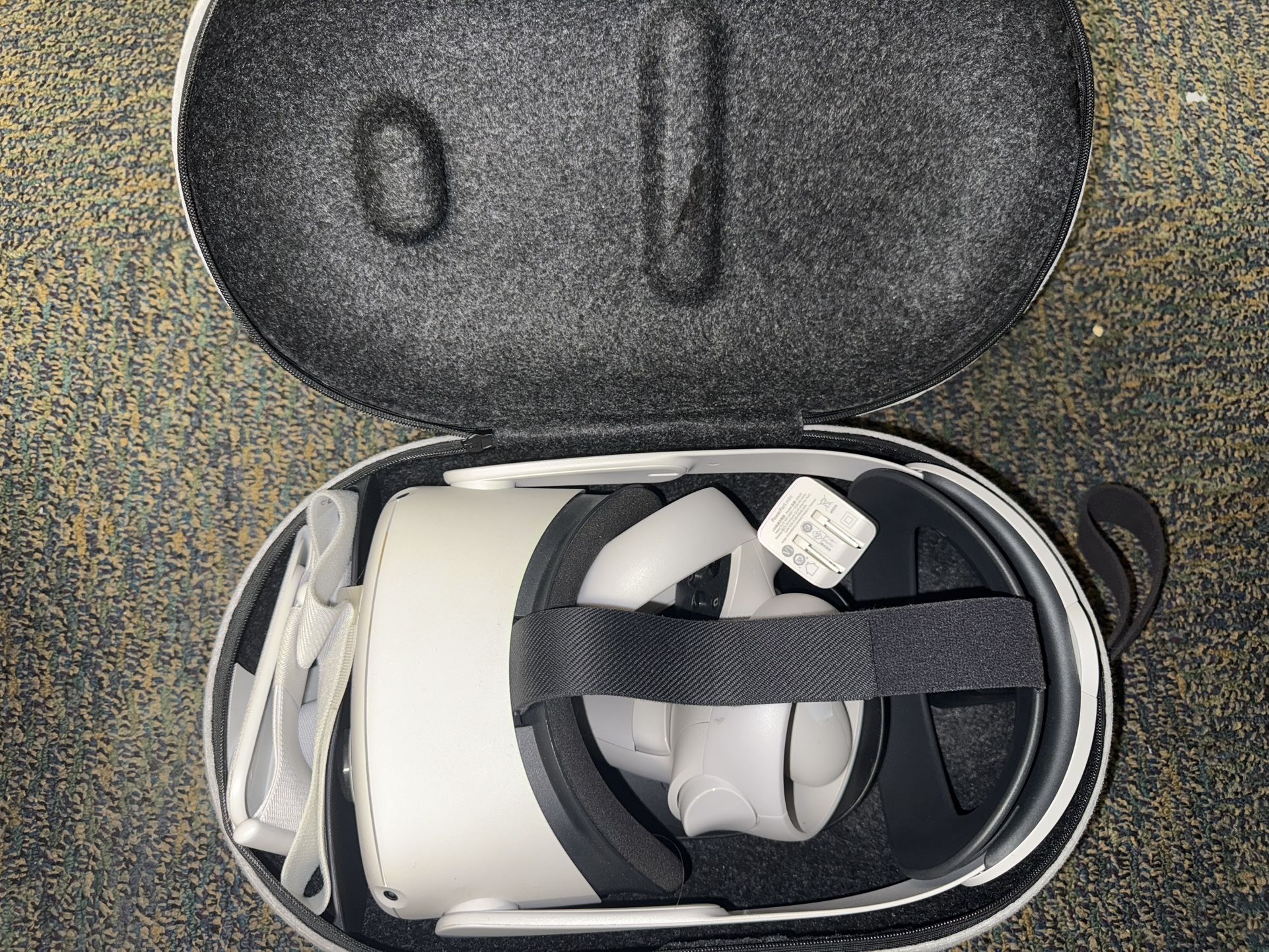 Oculus Quest 2, Elite Strap, Wireless Charger, Carrying case