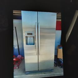Refrigerator 