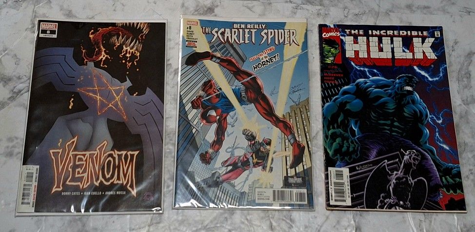 MARVEL COMICS BUNDLE - VENOM, SCARLET SPIDER, AND HULK