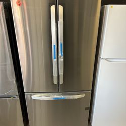 LG - Apartment Size Refrigerator / 33” Wide 