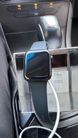 Apple Watch SE 2nd Gen with charger - $100 💵 Cash Only