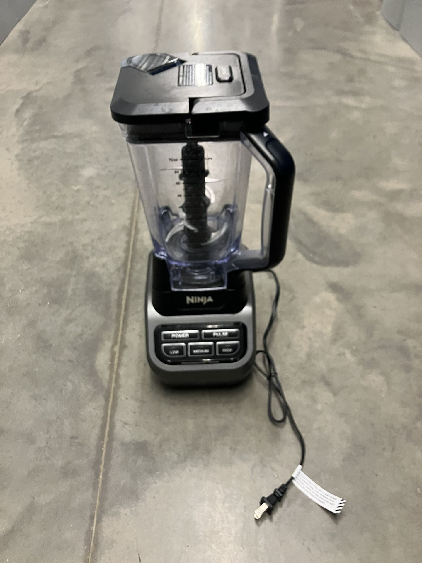 Ninja Professional 1000W blender, like new, enormous discount for Sale in  No Brentwood, MD - OfferUp