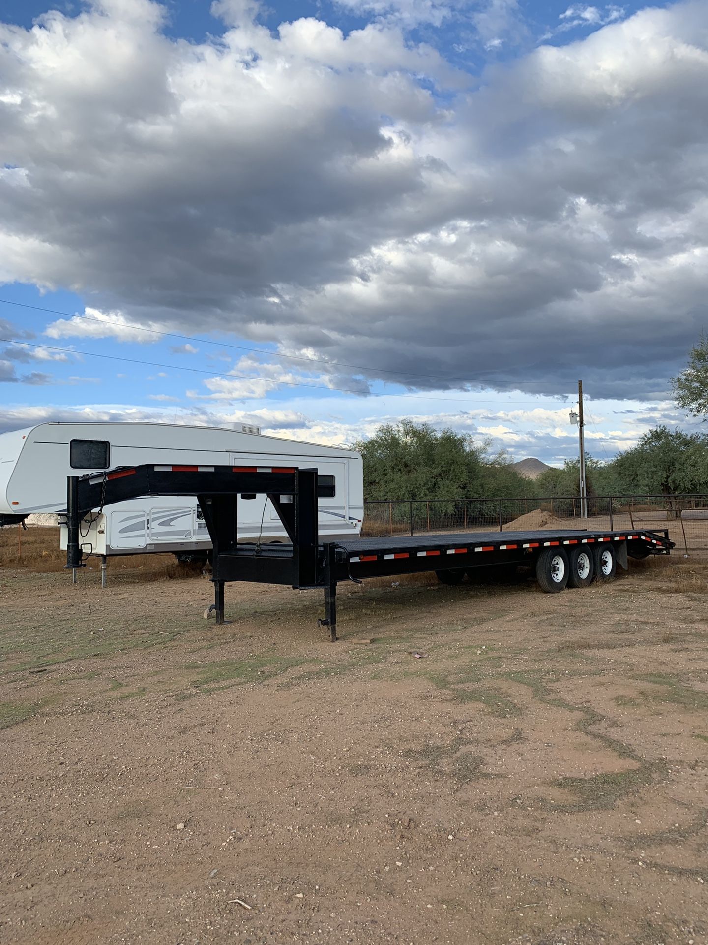 32ft gooseneck flatbed trailer / car hauling