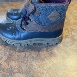 Kids Snow Boots.  Size 2      Like New