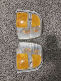 02-05 Ford Explorer Front Corner Marker Light Housings Pair