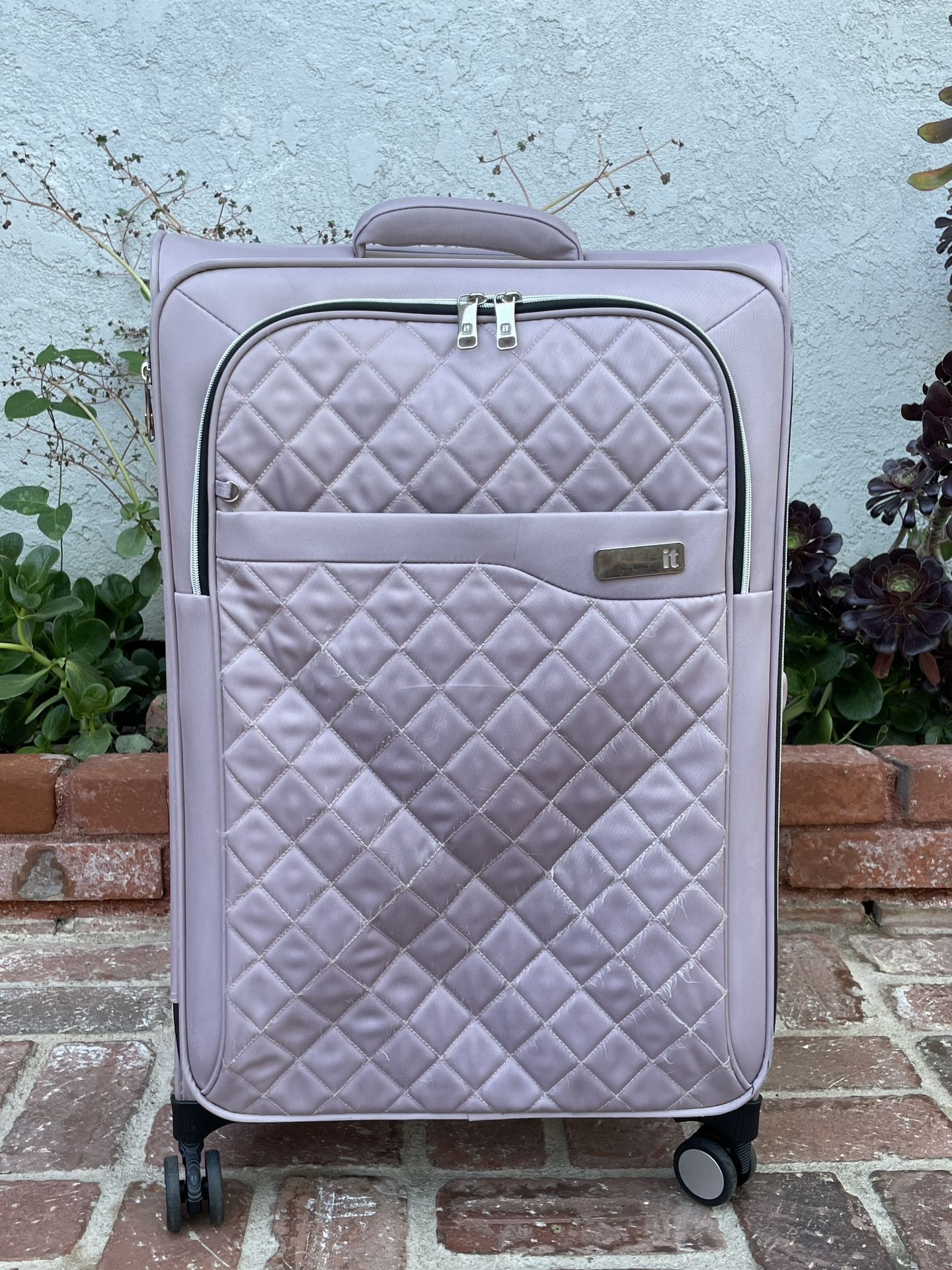 IT Luggage Suitcase Lightweight Spinner Wheels 3 0”H x 16”W Light Purple