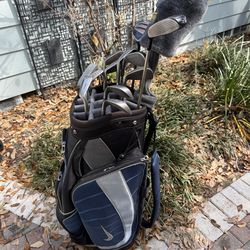 Mens Wilson golf club set. Right handed set with Nike golf bag. Complete set