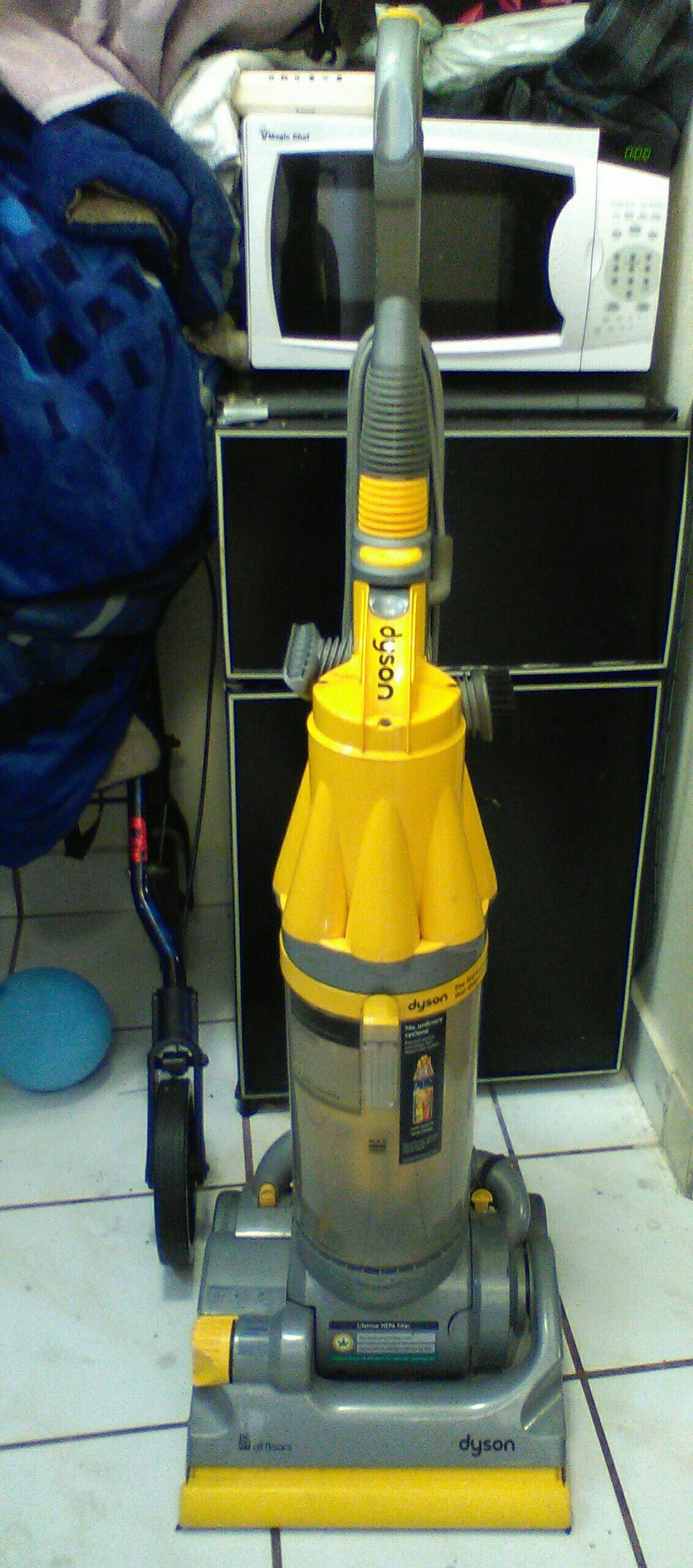 Dyson vacuum works