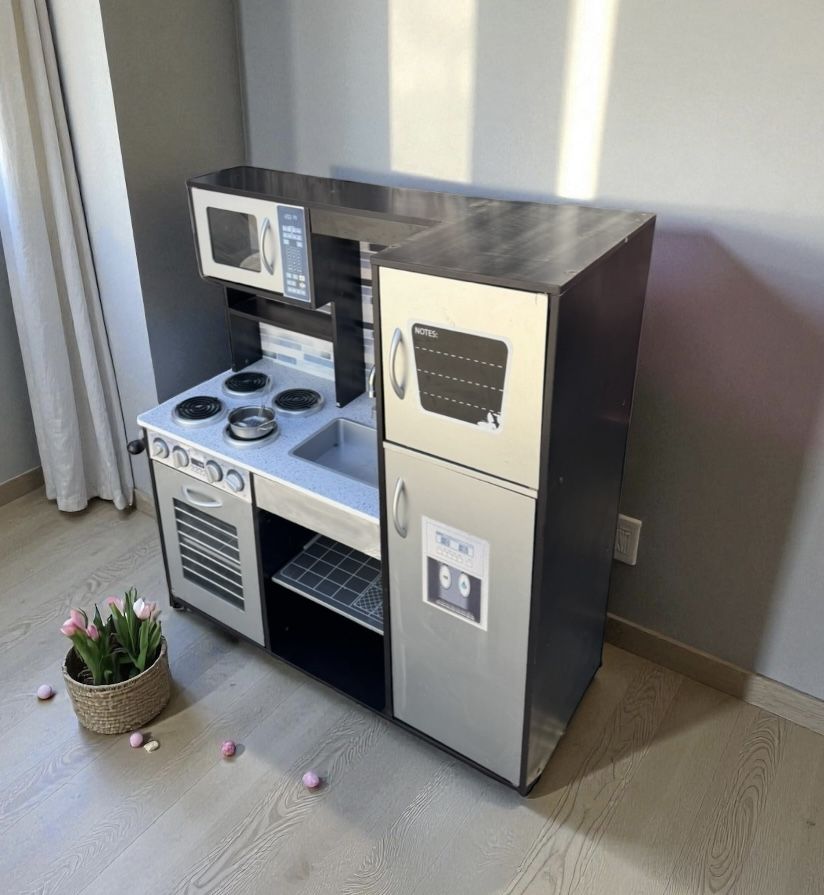 Kid kitchen playset. Good condition. Good condition . 37 1/2 x 16 x 40.