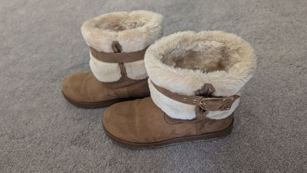 G by Guess tan faux-fur-lined winter boots, size 8