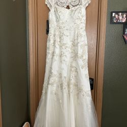 ✨ David’s Bridal Wedding Dress – Ivory/Gold – Size 12 (Style WG3640) ✨