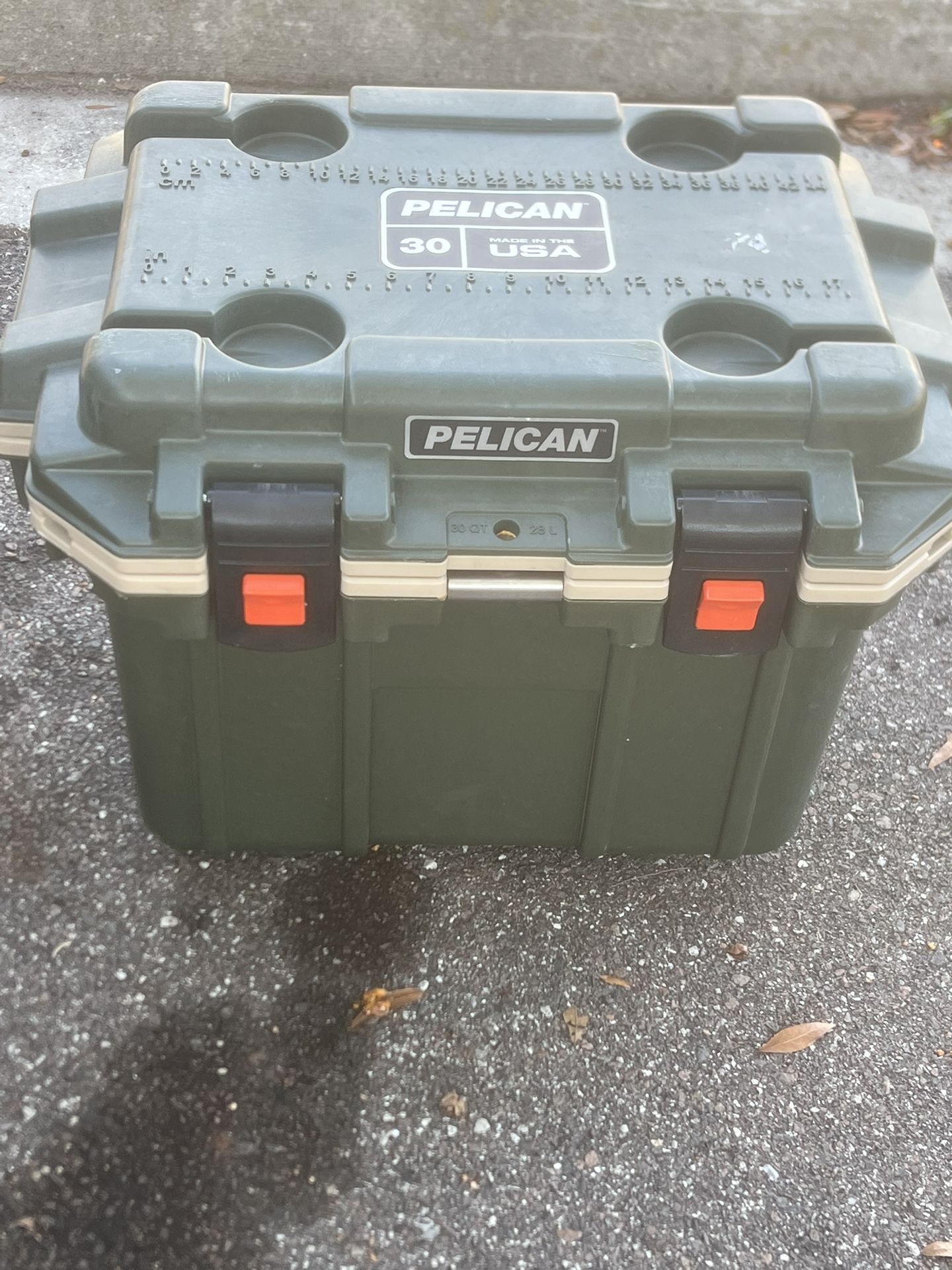 Pelican green 30 Quart Elite Cooler. Used in good condition with some cosmetic blemishes. These blemishes are in the form of scratches and scuff marks
