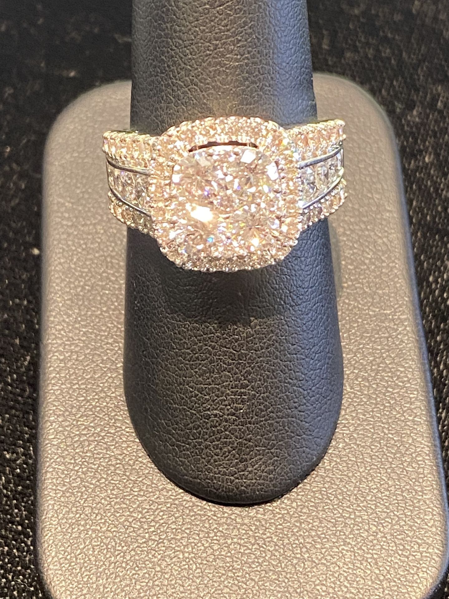 14kt White Gold And Natural Diamond Ring