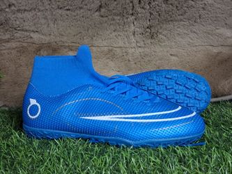 Girls Turf soccer cleats us size 8.5