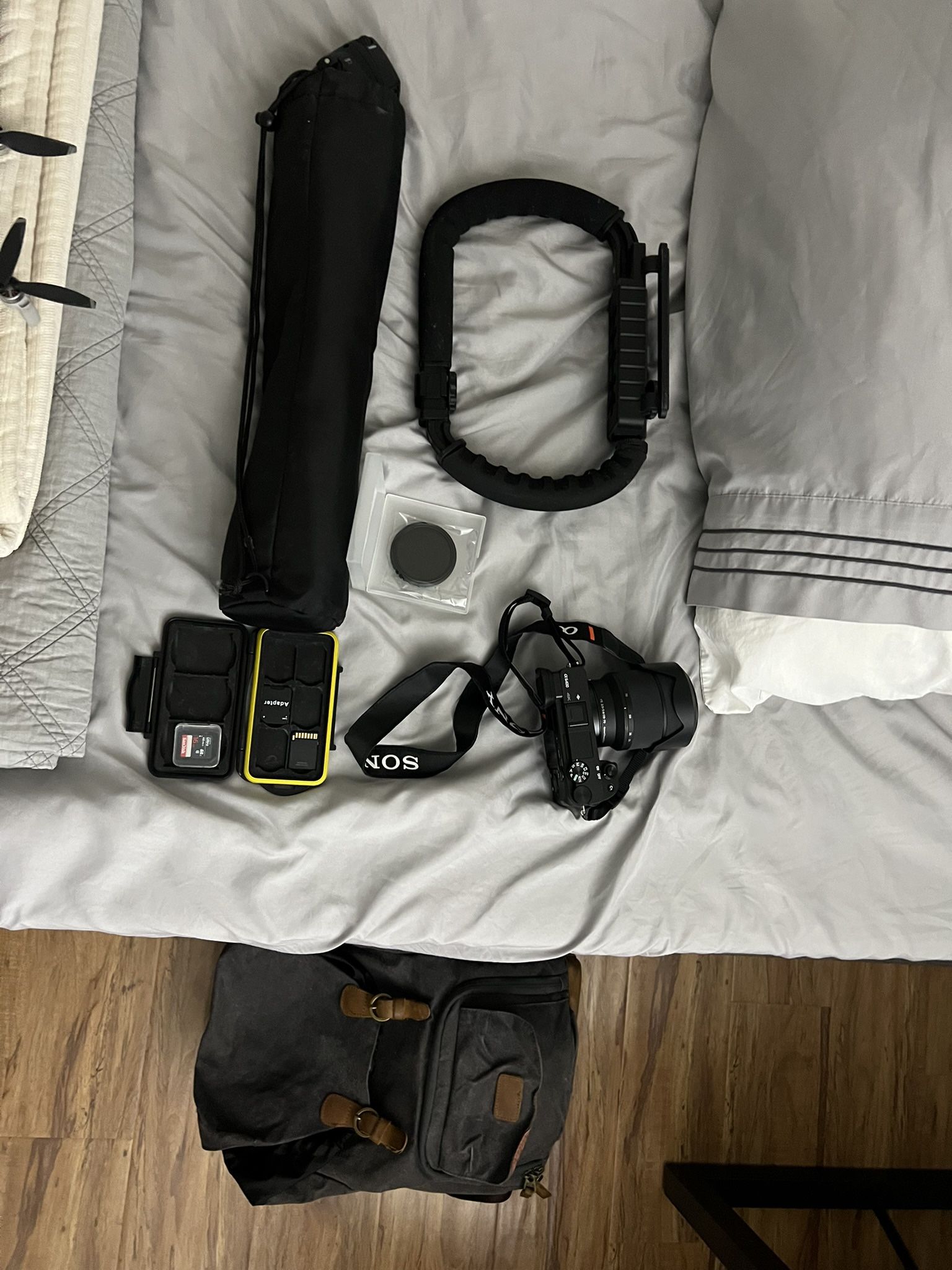 Sony A6400 Camera Bundle – Tripod, Stabilizer, Bag + Extras