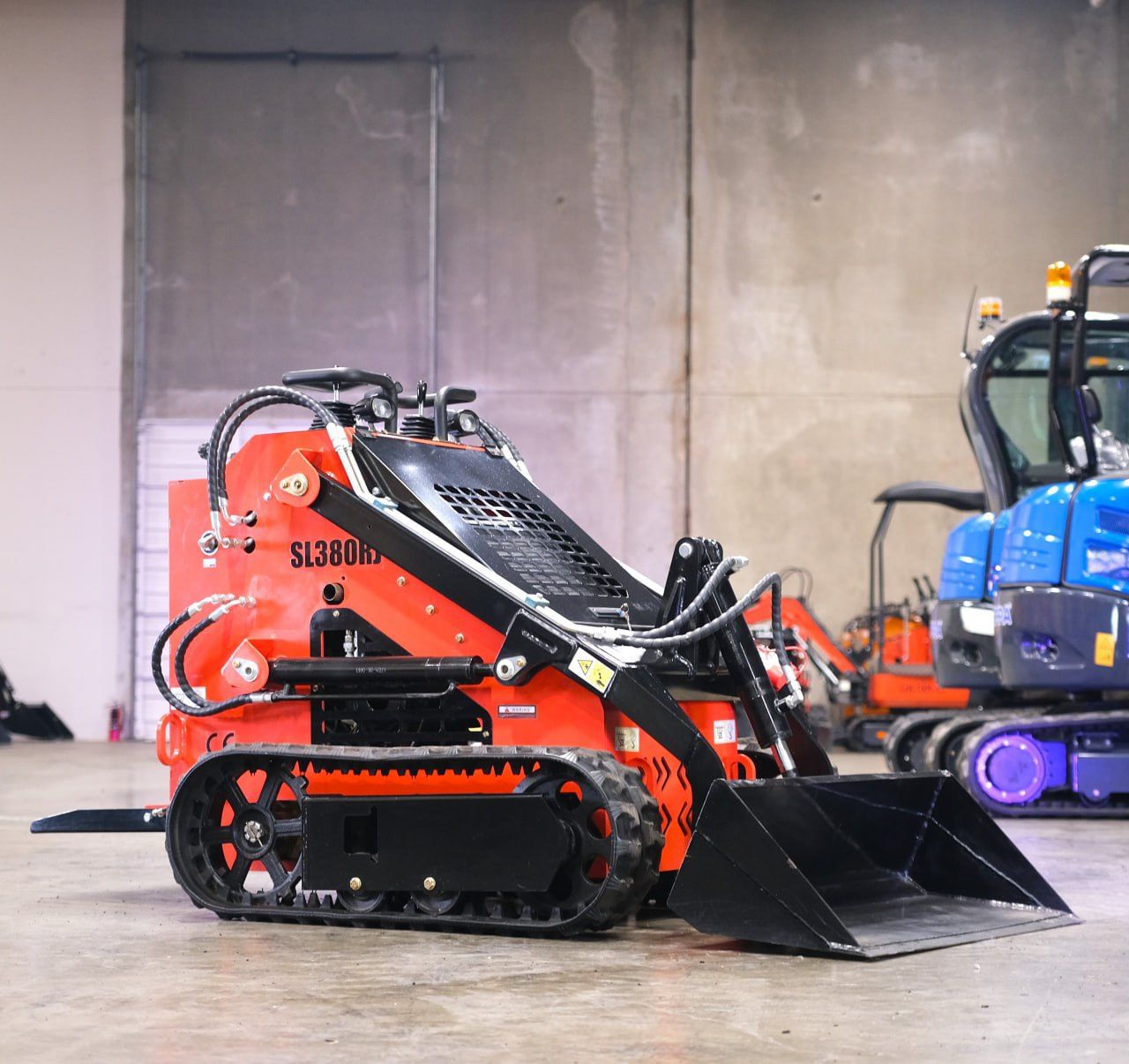 Stand-on Dingo Loader 760cc GAS Engine w/Auxiliary hydraulic | 44'' wide bucket