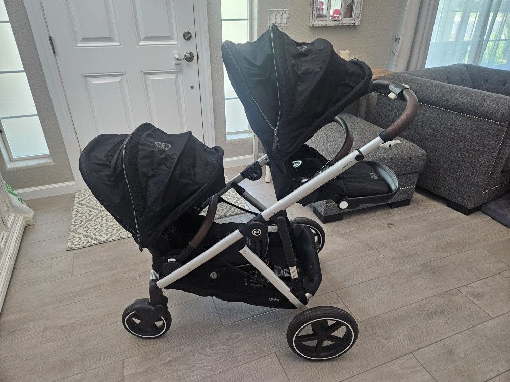 Cybex Gazelle S Single-to-Double Stroller
* (2) seats as pictured
* (1) rain cover
* (1) car seat adapter
This stroller can be configured in multipl