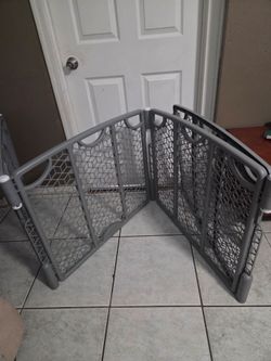 Adjustable play area/ Baby Gate