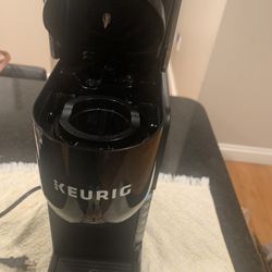 KEURIG COFFEE MACHINE WITH POD STORAGE 