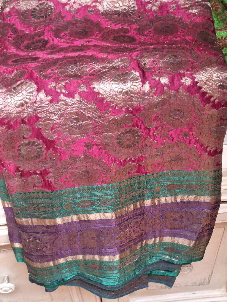 CHRISTMAS SILK MATERIAL. VERY RARE SOURCE