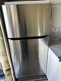 Apartment Size Refrigerator Like New 🐝