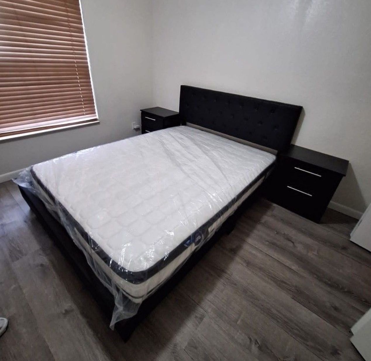 Brand New Bed Frame with Mattress and 2 Nightstands / Cama Queen con Colchón y 2 Mesas de Noche Nuevo …. Fast Delivery 🚚