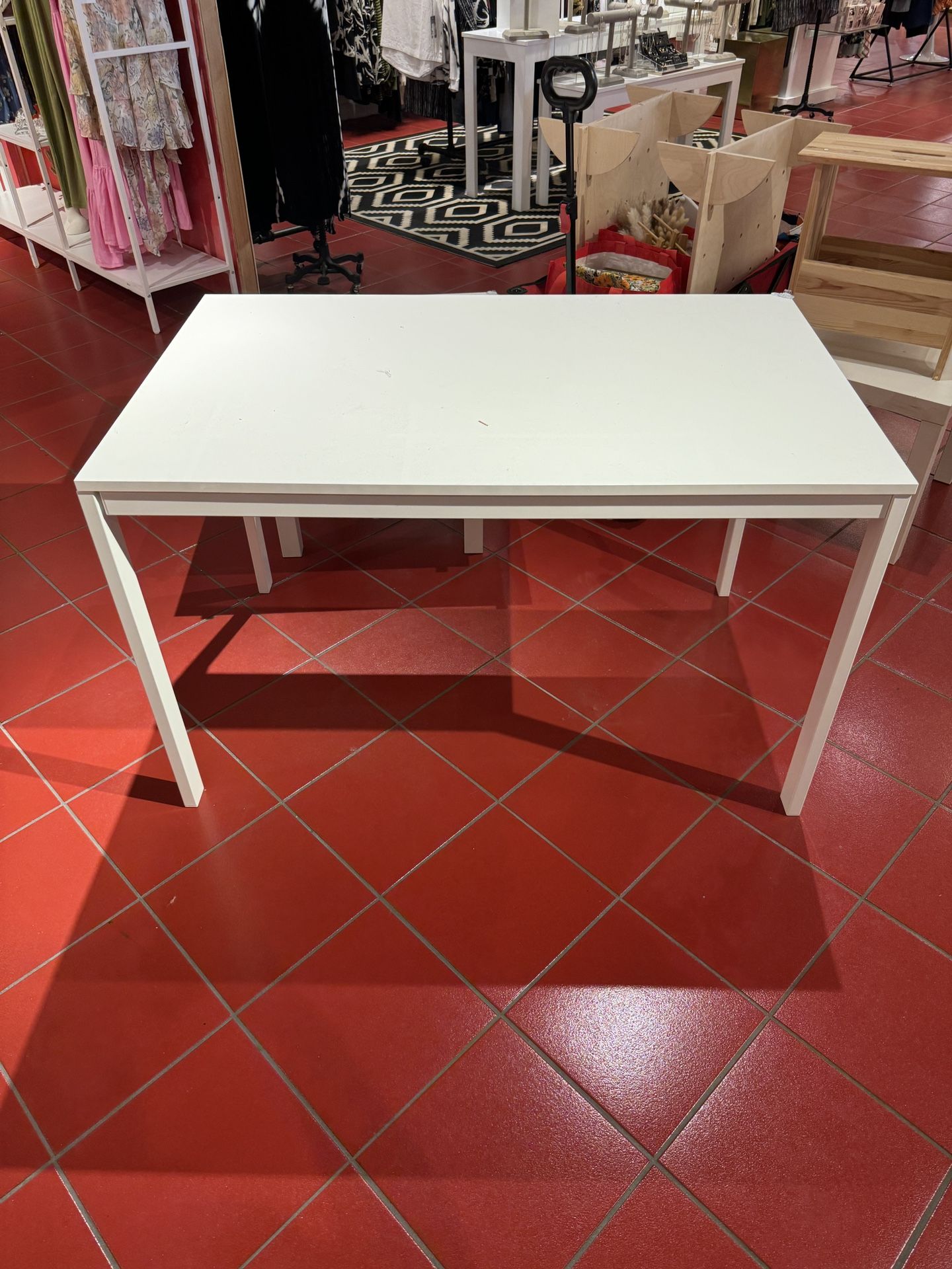 White Vangsta Table