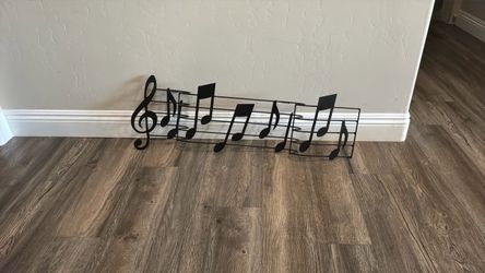 Metal musical note decor