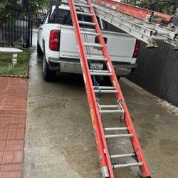 Escalera de 24 pies de fibra de vidrio casi nuevas perfectas condiciones buena marca muy barata
