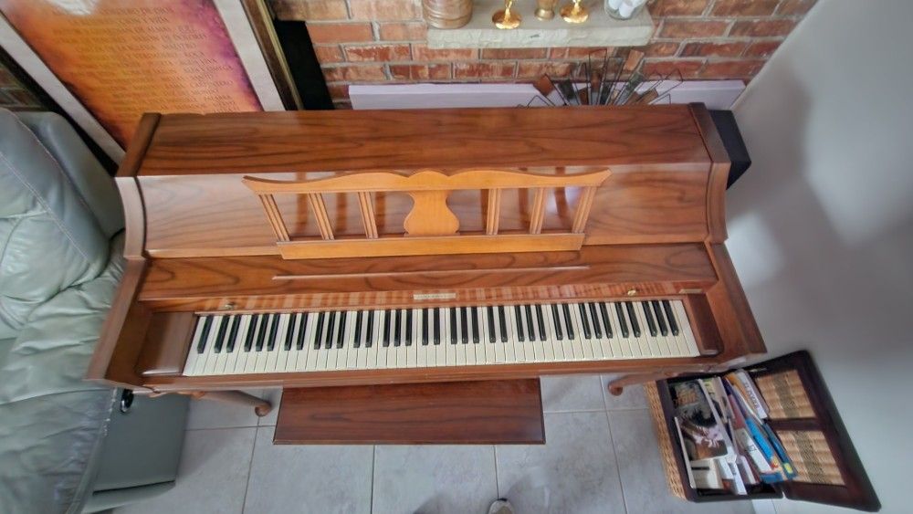 BALDWIN ACROSONIC CLASSIC UPRIGHT PIANO W/ STORAGE BENCH