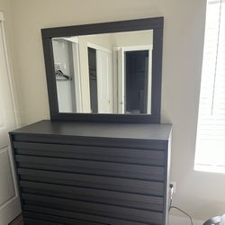 Dresser With Mirror (4 Drawers)