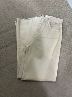 Straight-leg jeans from Pull&Bear in a light beige tone. Clean, simple styling with classic five-pocket details. Versatile piece for everyday outfits.