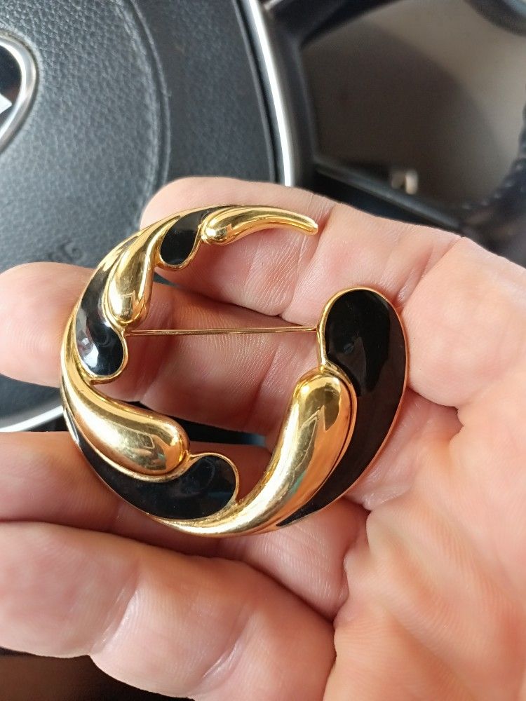 Vintage Trifari Enamel Pin Brooch