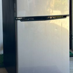 Whirlpool Mini Fridge - Perfect for College Dorns