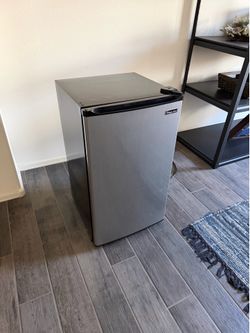 Magic Chef Mini Refrigerator 32” tall 3.5-Cu. Ft