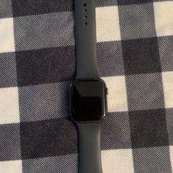 Apple Watch SE Midnight Aluminum Case in 40mm and 44mm sizes