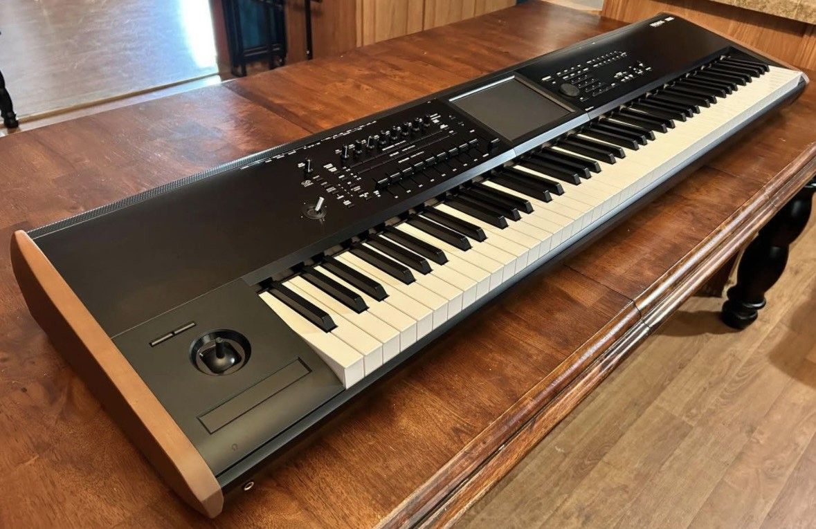 Korg Kronos 2 88 Key Keyboard with Gator Bag