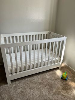Sturdy easy fold crib.