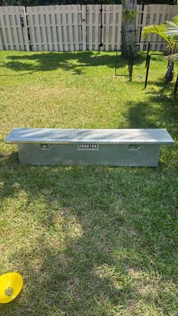 Tool chest for pickup truck