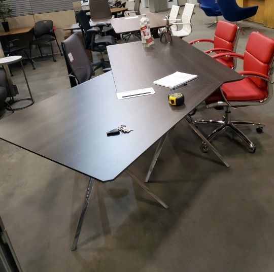 Office Desk 2 File Cabinets And 2 Chairs Modern Style  Very Good Condition 