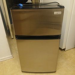Igloo Mini-Fridge With Separate Freezer Compartment 