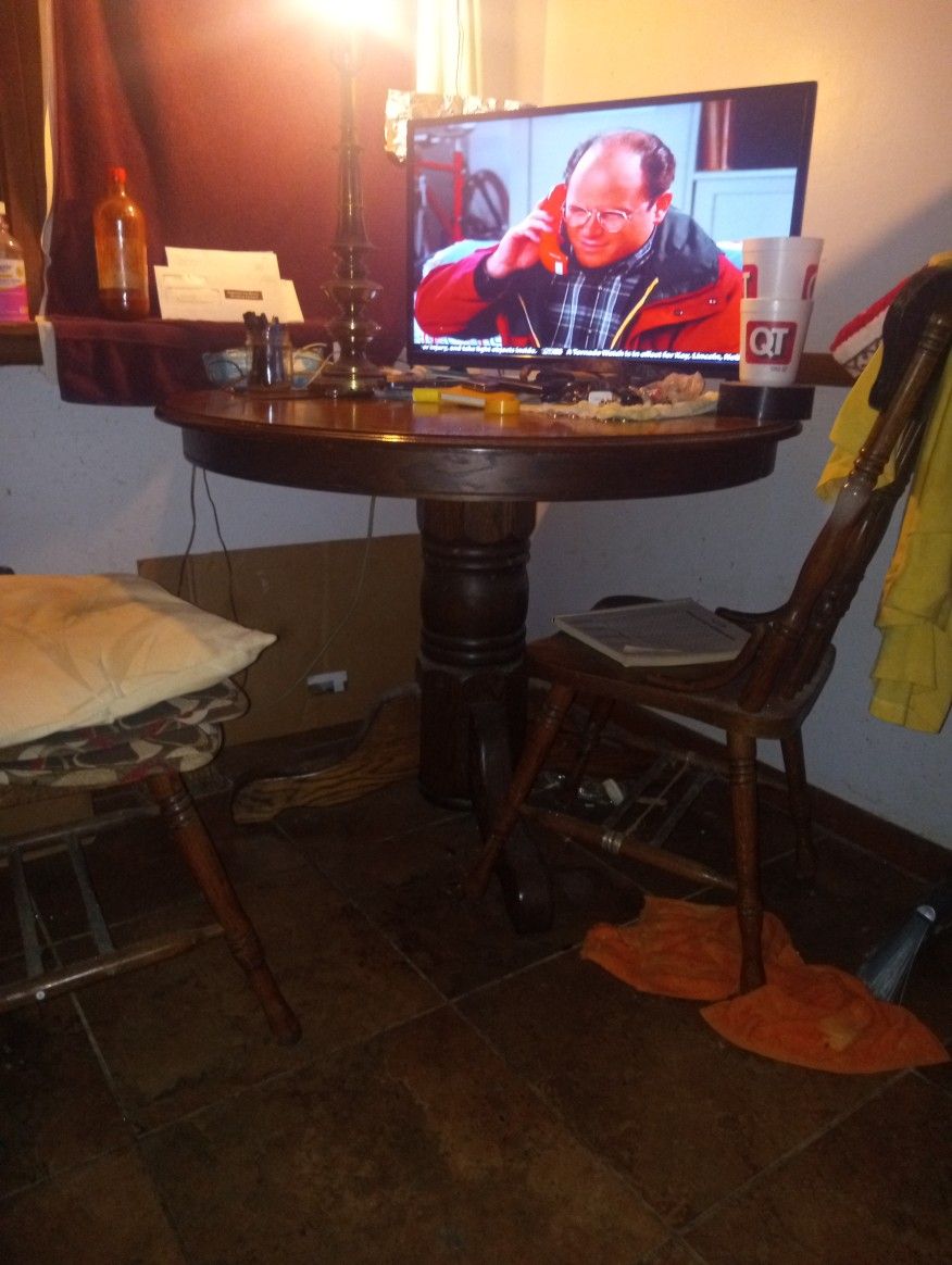 32 Inch Vizio Tv And Wood Table 3 Chairs Negotiable