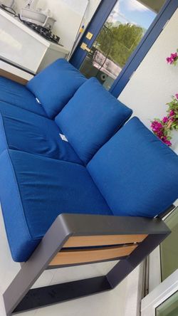 Outdoor Patio Sofa with Blue Cushions / Sofá para patio con cojines azules